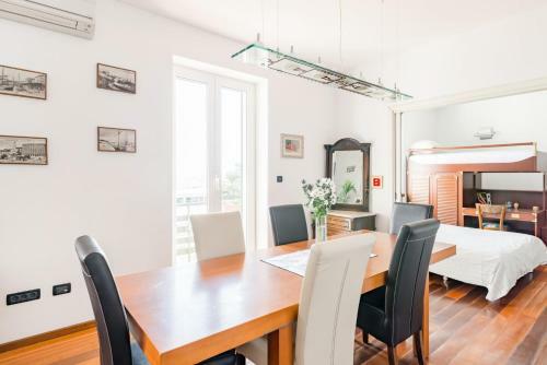 Sunny Seafront Apartment Dolphin