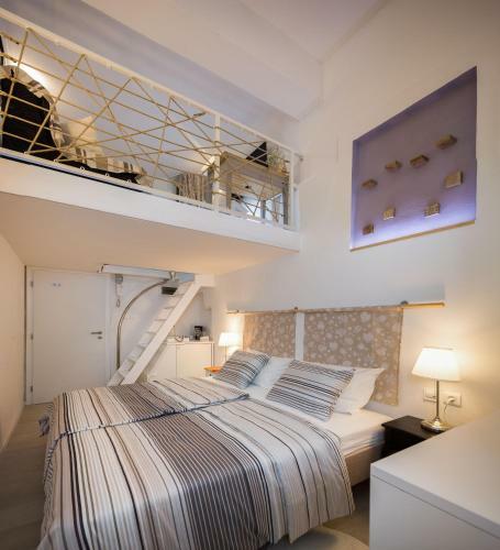 Hostal Rooms N&m