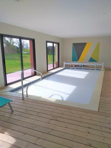 Piscine Int�rieure Priv�e Chauff�e Toute L'ann�e � 29