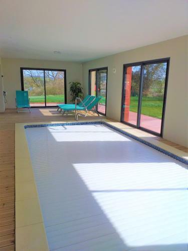 Piscine Int�rieure Priv�e Chauff�e Toute L'ann�e � 29