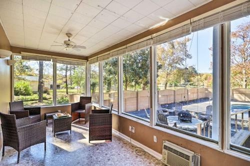 Lakefront Macon Home With Pool, Dock And Fire Pit!