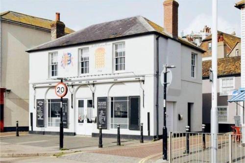 Beautiful Seafront Apartment-hastings Old Town 2+2