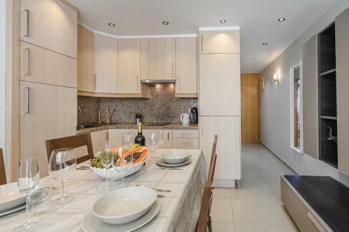 Optimist, Apartament Las Americas