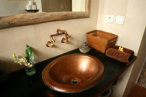 Artist Eco Villa With Wood And Clay