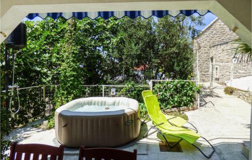 Stunning Home In Mimice With Jacuzzi, Wifi And 3 Bedrooms