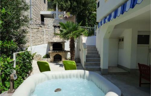 Stunning Home In Mimice With Jacuzzi, Wifi And 3 Bedrooms