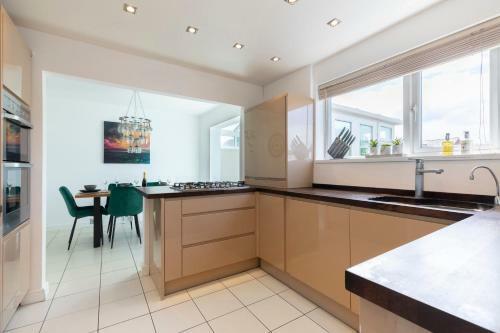 Modern Three Bedroom Home In Gloucester With Hot Tub