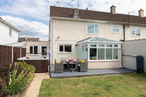 Modern Three Bedroom Home In Gloucester With Hot Tub