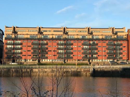 City Centre Riverside Apartment With Private Parking