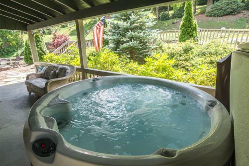 Antlers Lodge - Mountain Views, Hot Tub, Fire Pit, Ping Pong Table