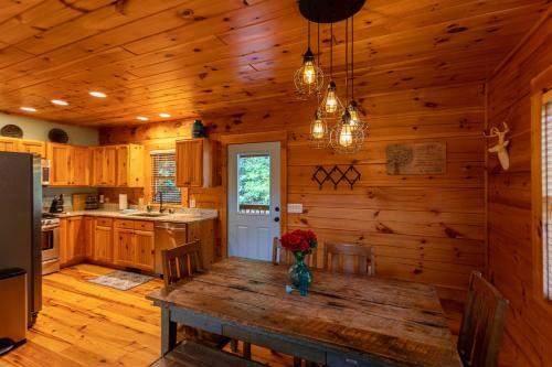 Among The Trees - Valle Crucis Cabin With Hot Tub, Pool Table, Pond, Fire Pit