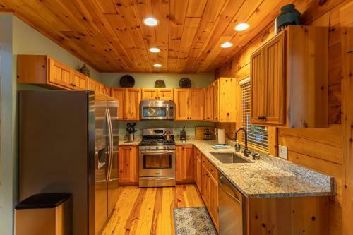 Among The Trees - Valle Crucis Cabin With Hot Tub, Pool Table, Pond, Fire Pit