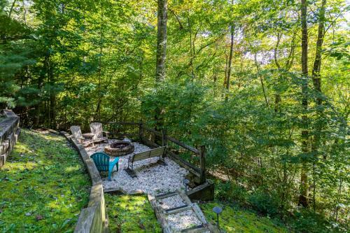 Among The Trees - Valle Crucis Cabin With Hot Tub, Pool Table, Pond, Fire Pit