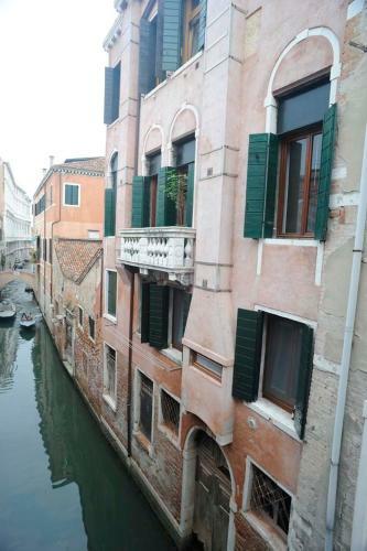 Rialto Apartment Canal View
