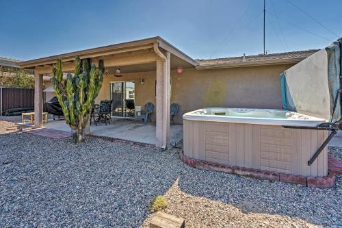 Charming House With Yard About 2 Mi To Lake Havasu!