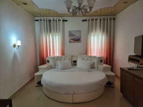Kings Empire Hotel Sl
