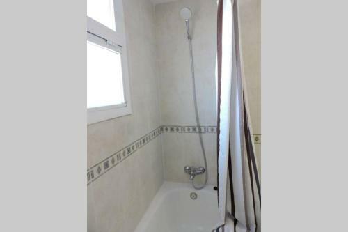 Cozy 2 Bedroom Apartment. Parking Included.