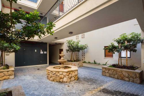Walk To Beaches From An Arty New-build Apartment
