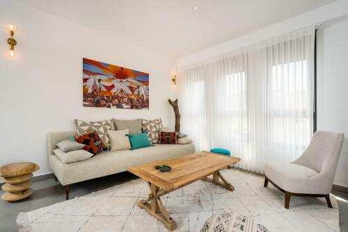Walk To Beaches From An Arty New-build Apartment
