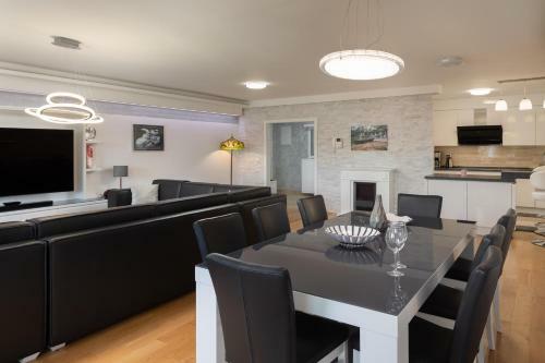 Luxury Green Beach Apartment