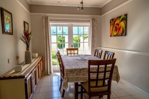 Attractive 4 Br House, 3 Min Walk To Reduit Beach