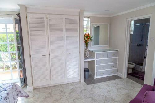 Attractive 4 Br House, 3 Min Walk To Reduit Beach