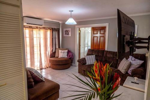 Attractive 4 Br House, 3 Min Walk To Reduit Beach
