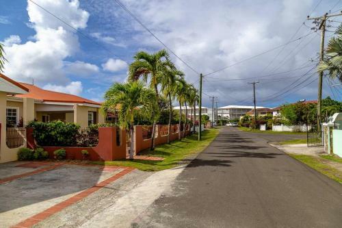 Attractive 4 Br House, 3 Min Walk To Reduit Beach