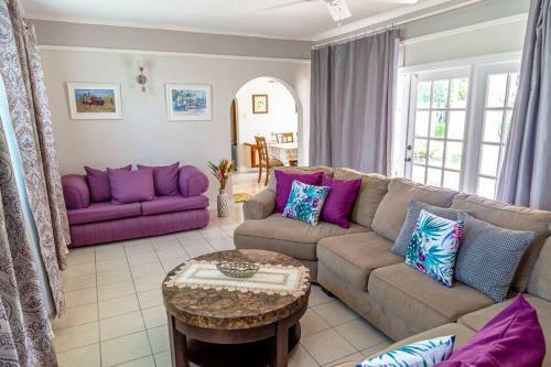 Attractive 4 Br House, 3 Min Walk To Reduit Beach