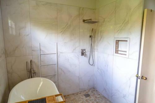 Attractive 4 Br House, 3 Min Walk To Reduit Beach