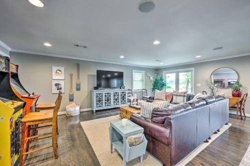 Exquisite Waterfront Escape On Lake Hamilton!
