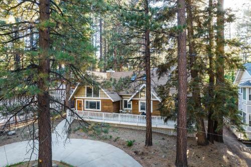 Hartwood By Avantstay Cozy Big Bear Abode W Spacious Deck & Stone Fireplace