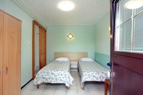 Dino Room Apartments
