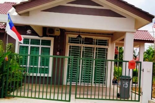 Cheerful 2-bedroom Residential Home With Parking