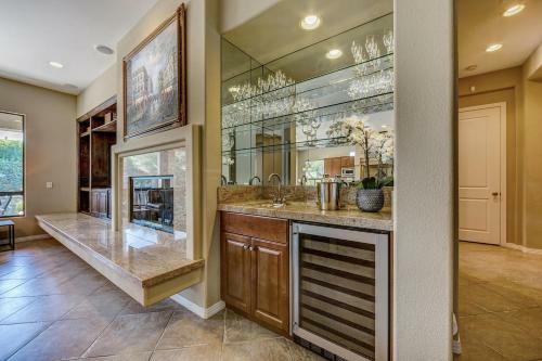 Aurora By Avantstay Stylish Spacious Oasis W Pool, Spa & Bbq