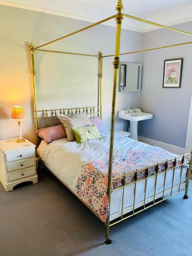 Beautiful Private 2 Bedroom Suite In Mansion Home