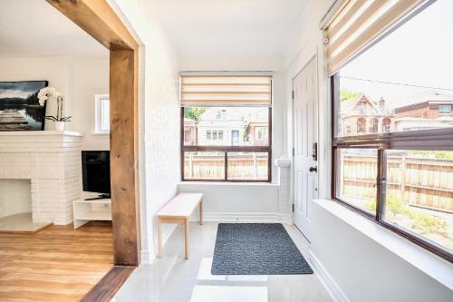 Bright 3br Townhouse In York W Private Deck & Parking
