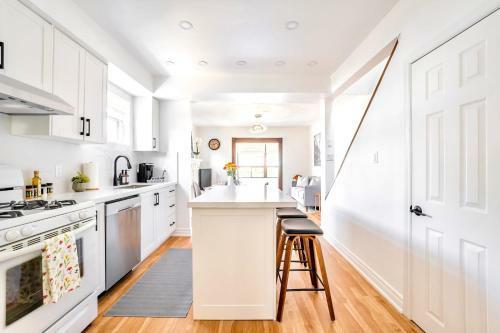 Bright 3br Townhouse In York W Private Deck & Parking