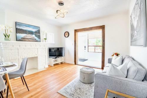 Bright 3br Townhouse In York W Private Deck & Parking