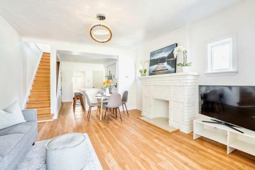 Bright 3br Townhouse In York W Private Deck & Parking