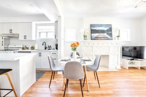 Bright 3br Townhouse In York W Private Deck & Parking