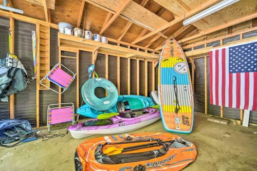 Cozy Cottage With Kayaks And Deck, Walk To Lake!