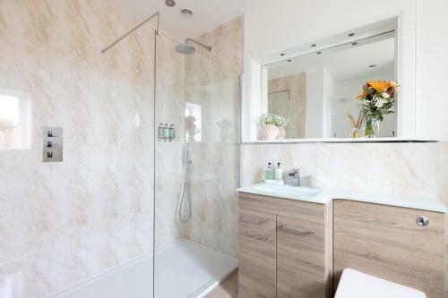 Altido Aurora House: Hot Tub & Sea View