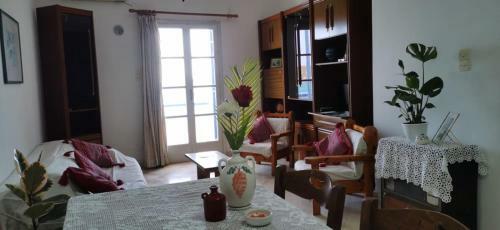 Mr Takis' Seaside Apartment