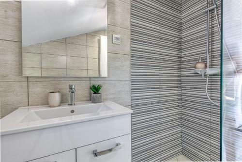Holiday House Krase With Private Pool