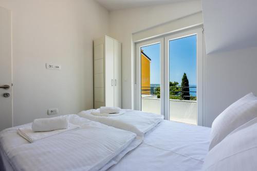 Luxury Apartments Lovorka 3 & 4***/****