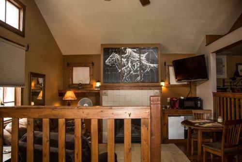1 Bedroom Suite With Fireplace And Jacuzzi Tub