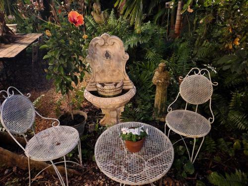 Hostal Chateau Gardens