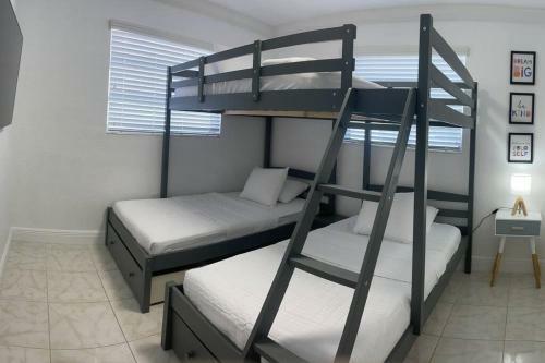 Bright 3/2 Home W/wifi 5min To Hard Rock Stadium?