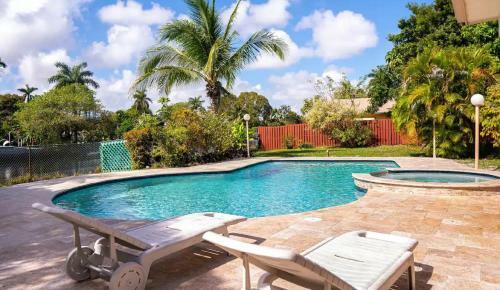 Waterfront Paradise With Pool And Exotic Trees